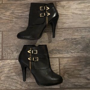 Me Too Lawn black leather booties size 7.5 GUC